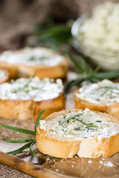 Baguetes de manteiga de ervas frescas — Fotografia de Stock