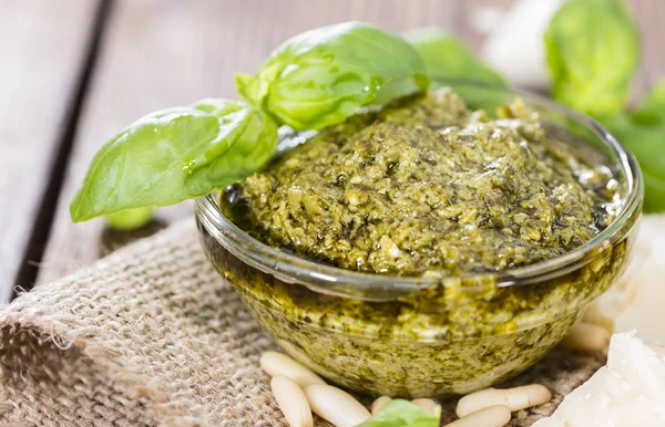 Molho de pesto em tigela de vidro — Fotografia de Stock