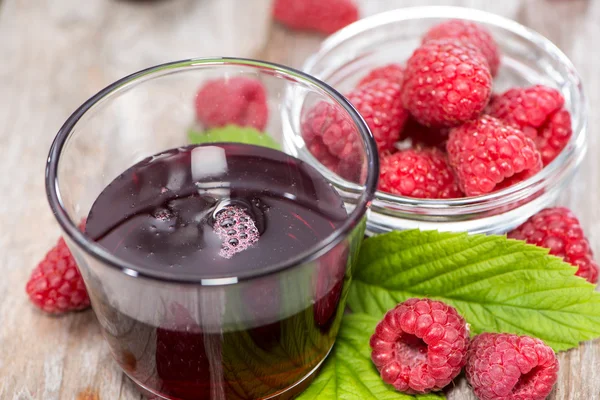 Raspberry sirap i ett glas — Stockfoto