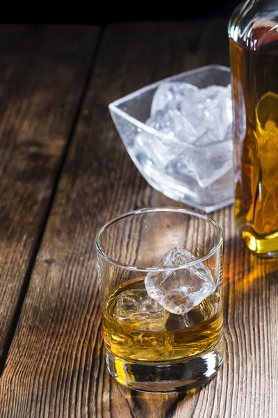 Whisky con ghiaccio su legno — Foto Stock