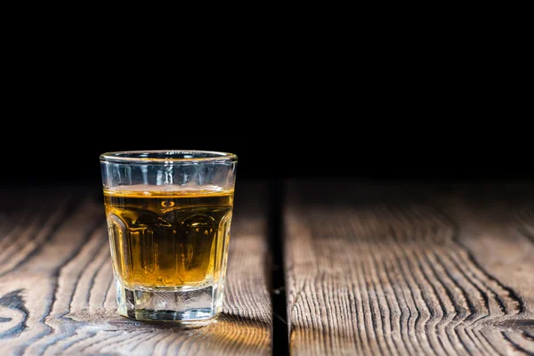 Copa de chupito con whisky — Foto de Stock