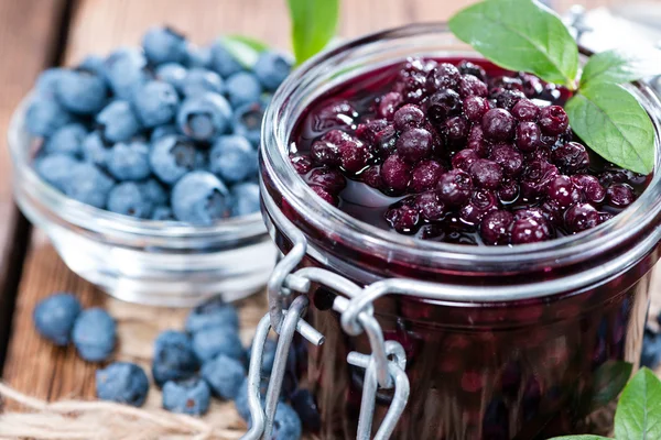 Dosen Blaubeeren in Schüssel — Stockfoto