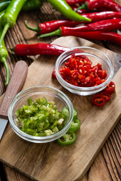 Chilis mixtos cortados rojo y verde —  Fotos de Stock