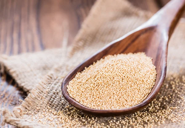 Amaranth auf einem Holzlöffel — Stockfoto