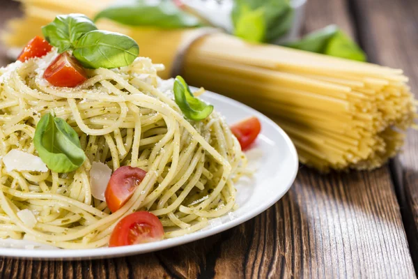 Porção de espaguete italiano com pesto — Fotografia de Stock