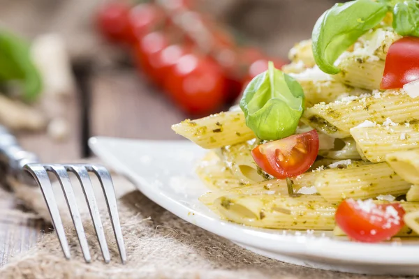 Penne mit Basilikum-Pesto — Stockfoto