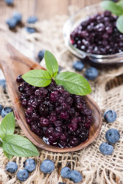 Dosen Blaubeeren in Holzlöffel — Stockfoto