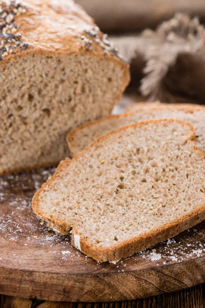 Taze pişmiş ekmek dilimlenmiş parçaları ile — Stok fotoğraf