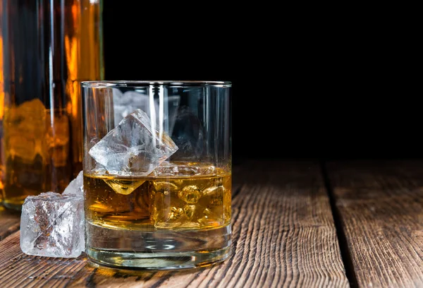 Whiskey en vaso con hielo —  Fotos de Stock