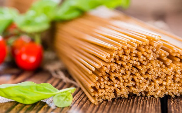 Razowy Spaghetti z bazylią — Zdjęcie stockowe