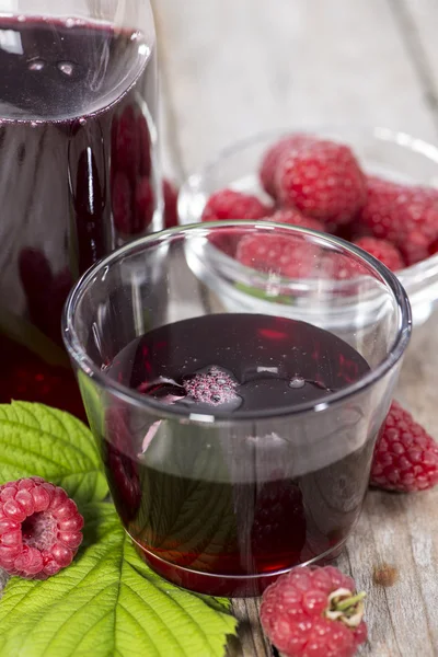 Raspberry sirap i ett glas — Stockfoto