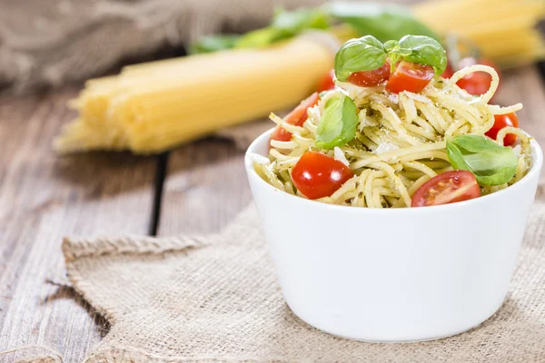 Spaghetti z Pesto w misce — Zdjęcie stockowe