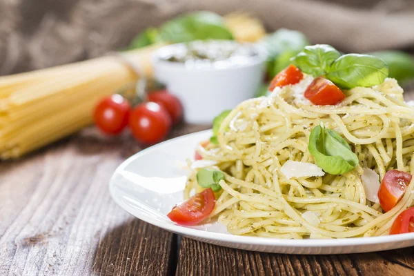 Del av italienska spaghetti med pesto — Stockfoto