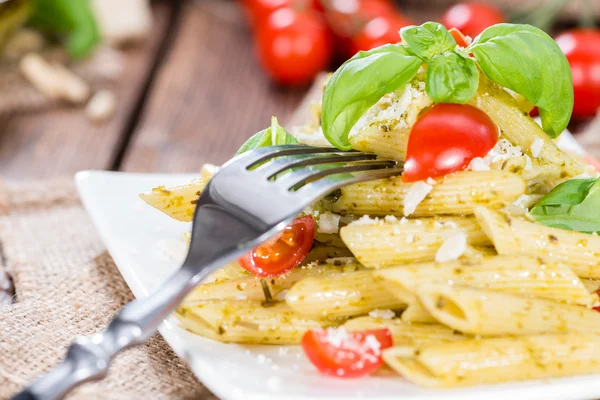 Penne med basilikapesto — Stockfoto