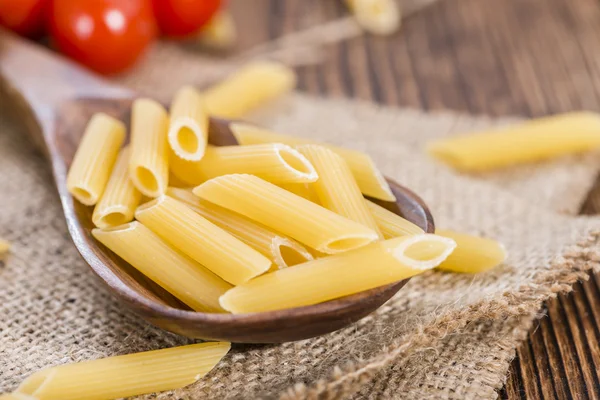 Penne non cuite sur cuillère en bois — Photo