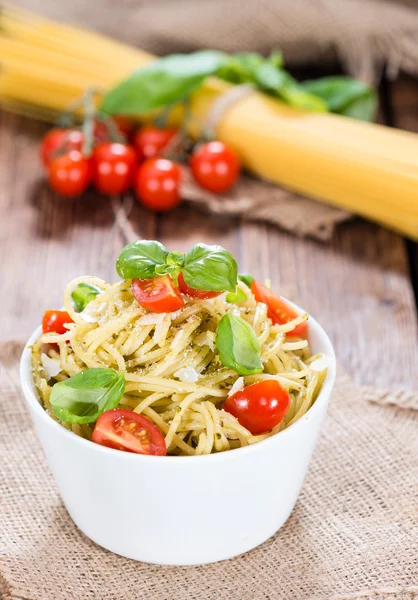 Spaghetti z Pesto w misce — Zdjęcie stockowe