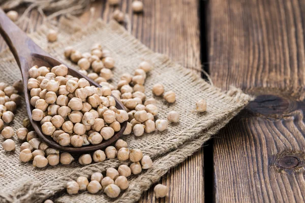 Pois chiches sur une cuillère en bois — Photo