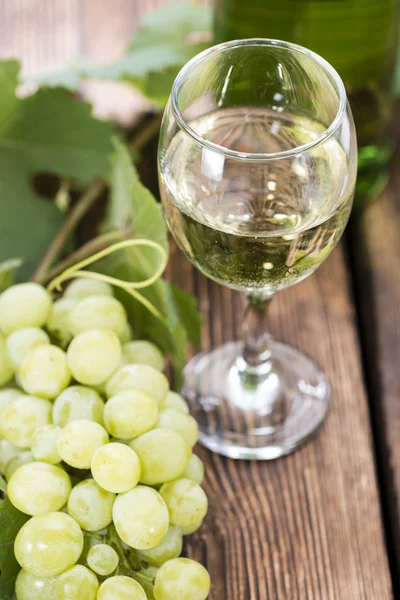 Vinho branco com uvas — Fotografia de Stock