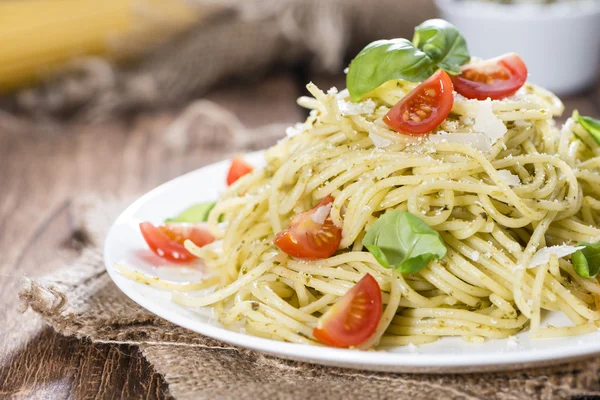 Części włoskie spaghetti z pesto — Zdjęcie stockowe