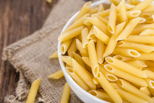 Penne não cozido na tigela — Fotografia de Stock