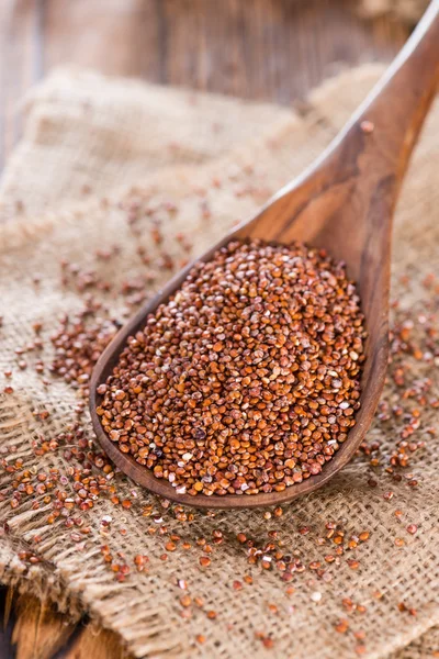 Drewnianą łyżką z czerwonej Quinoa — Zdjęcie stockowe
