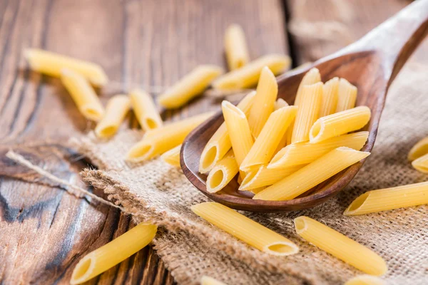 Penne non cuite sur cuillère en bois — Photo