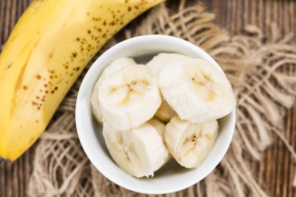 Pedaços de banana em uma tigela — Fotografia de Stock