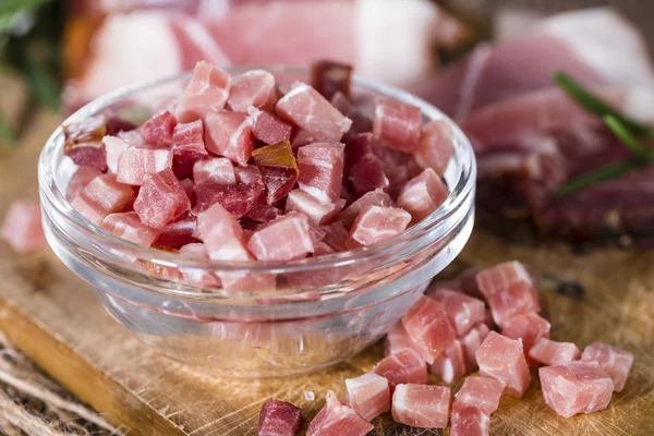 Jambon coupé en dés dans un bol — Photo