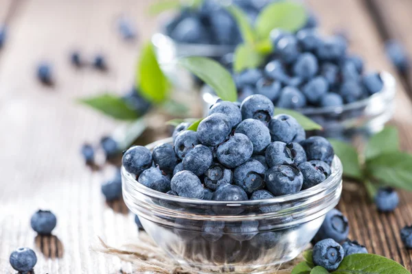 Portionen frische Blaubeeren in Schalen — Stockfoto