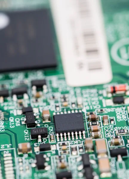 PCB med en massa elektriska komponenter — Stockfoto