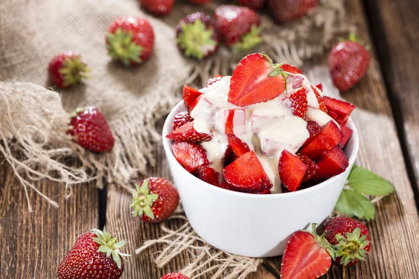 バニラ クリームと苺のデザート — ストック写真