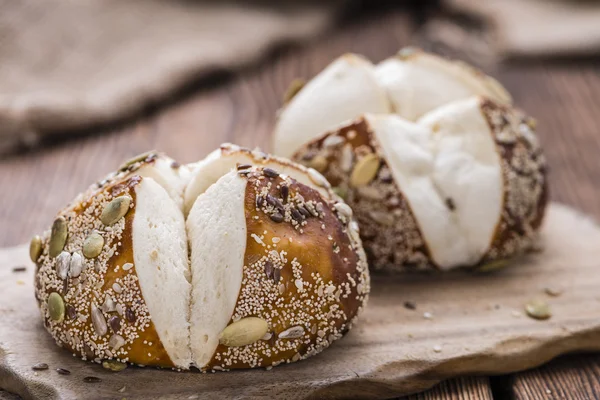 Ein paar Brezelbrötchen mit Kernen — Stockfoto