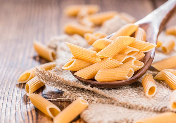 Portion de pâtes complètes penne — Photo