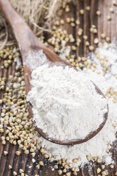 Buchweizenmehl auf einem Holzlöffel — Stockfoto