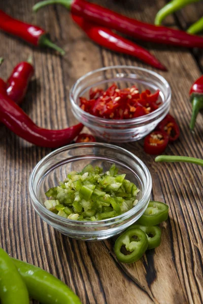 赤と緑の刈り取ら Chilis を混合 — ストック写真