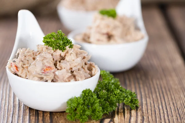 Ciotola con insalata di tonno — Foto Stock