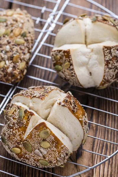 Pretzel Rolls met gemengde zaden — Stockfoto