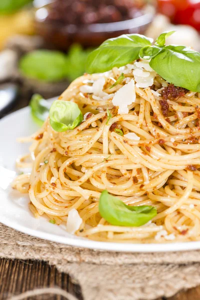 Massa com pesto de tomate — Fotografia de Stock