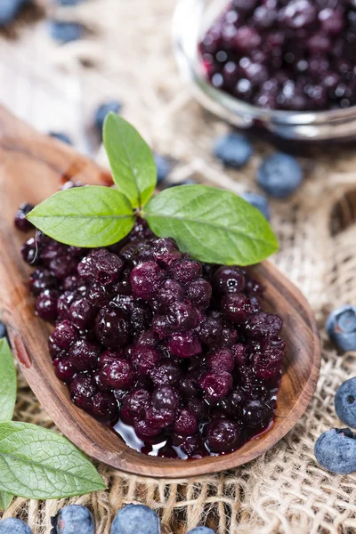 Holzlöffel mit Dosen Blaubeeren — Stockfoto