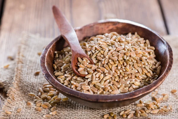 Ciotola con farro su legno — Foto Stock