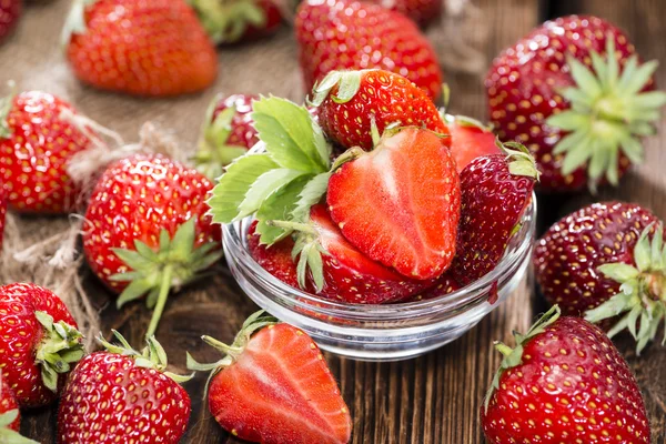 Hele en gesneden aardbeien — Stockfoto