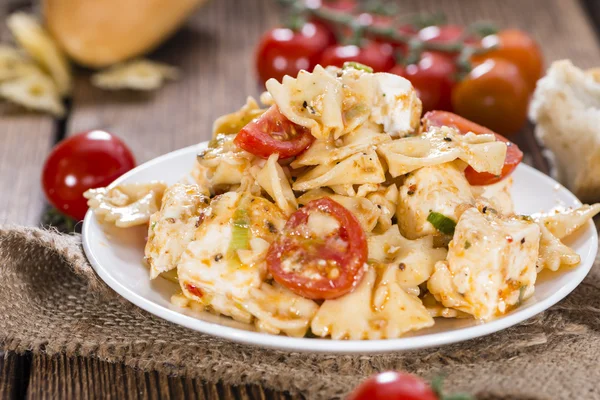 Fresh gjorde pastasallad (med Farfalle) — Stockfoto