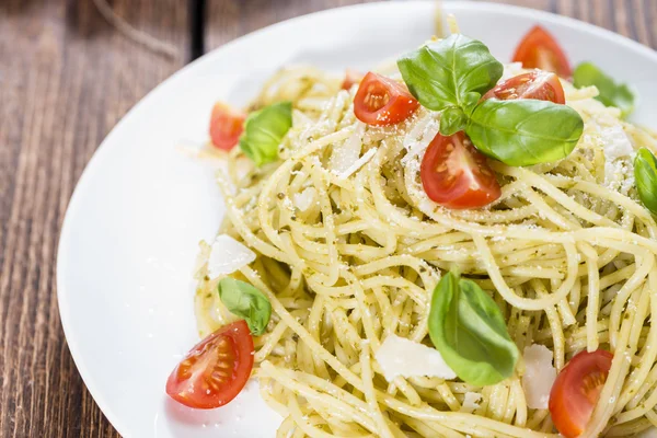 Espaguete acabado de fazer com molho de pesto — Fotografia de Stock