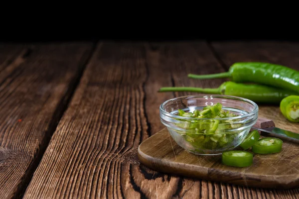Gesneden en hele groene Chilis — Stockfoto