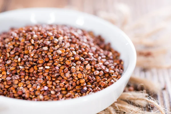 Quinoa vermelha em uma tigela — Fotografia de Stock