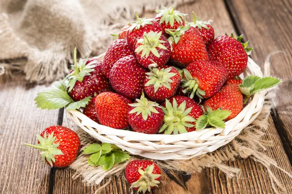 Porción de fresas frescas en cesta — Foto de Stock