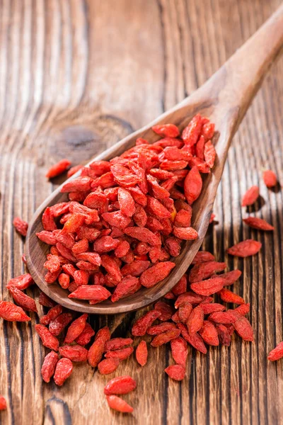 Goji の果実を乾燥させたάνδρας να επιβάλει γυναίκα στα χέρια στο Λιβάδι το καλοκαίρι — ストック写真