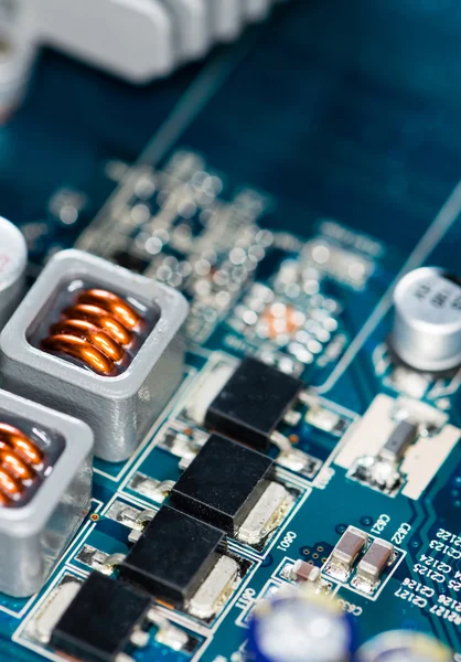 Blå Pcb med en hel del elektriska komponenter — Stockfoto