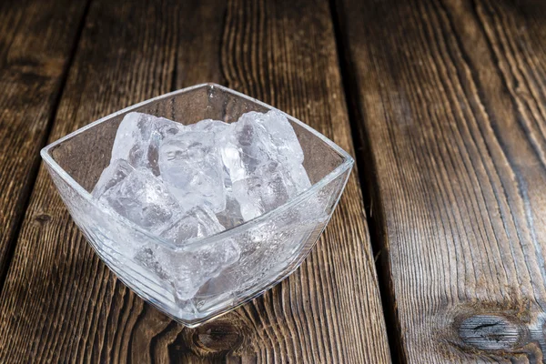 Miska z kostkami lodu — Zdjęcie stockowe