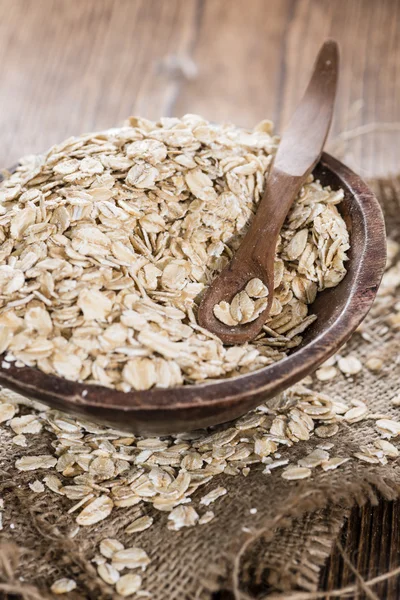 Harina de avena en tazón de madera —  Fotos de Stock